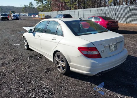 2011 Mercedes-Benz C 300 Luxury 4Matic/Sport 4Matic z USA, uszkodzony, nr VIN WDDGF8BB3BR183540